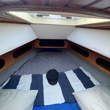 El Velero Hotel en barco Puerto Calero
