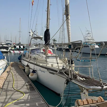 El Velero Botel Puerto Calero