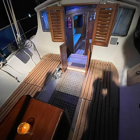 El Velero Botel *