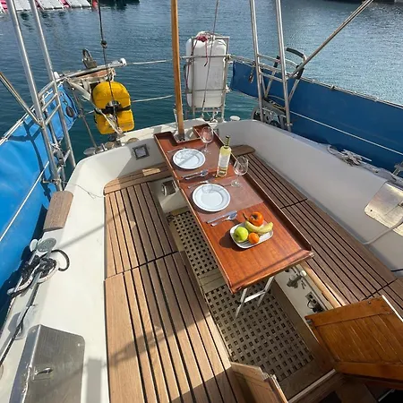 El Velero Botel Puerto Calero