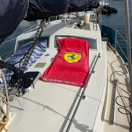 El Velero Botel *