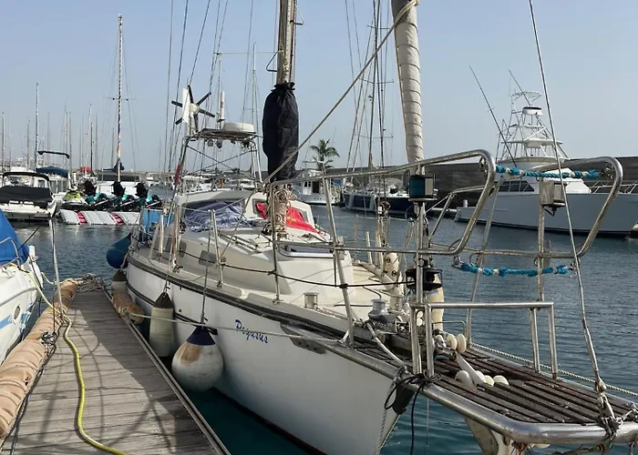 El Velero Botel Puerto Calero