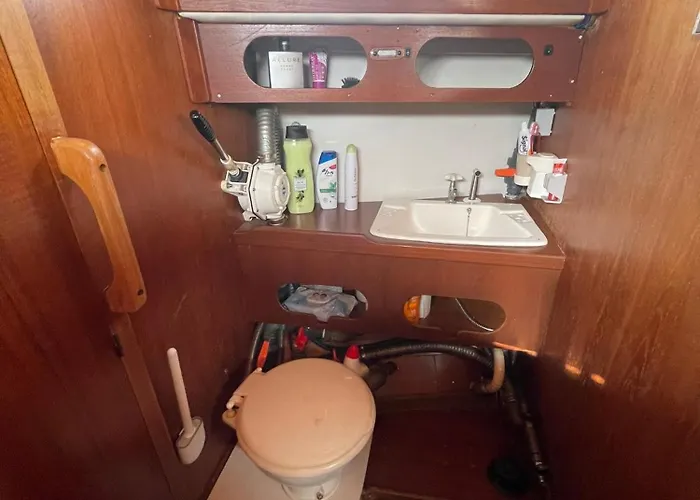 El Velero Botel Puerto Calero